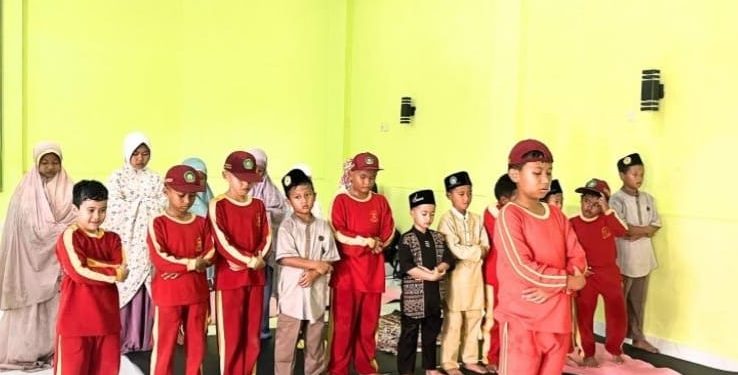 Siswa Tahfidz Al-Quran Fathiyyah Zahra Kembali Biasakan Sholat Ashar Berjamaah