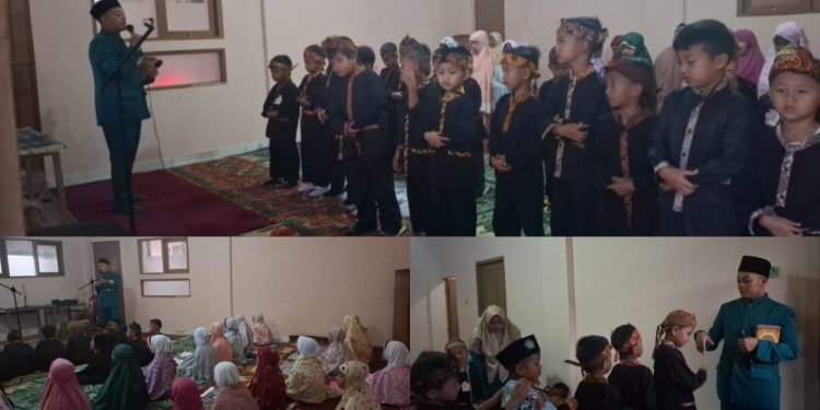 Kepala MI Baitussalam Pandu Siswa Sholat Dhuha Berjamaah