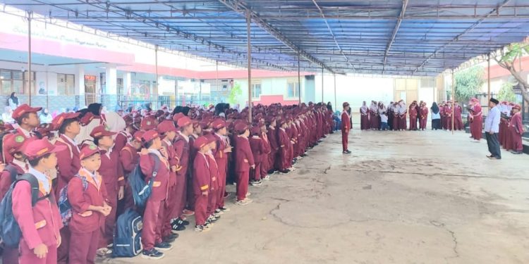 Ratusan Siswa MI Baitussalam Penuh Khidmat Ikuti Upacara Pengibaran Bendera