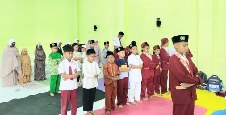 Mulia, Para Santri Tahfidz Fathiyyah Zahra Gelar Sholat Ashar Berjamaah