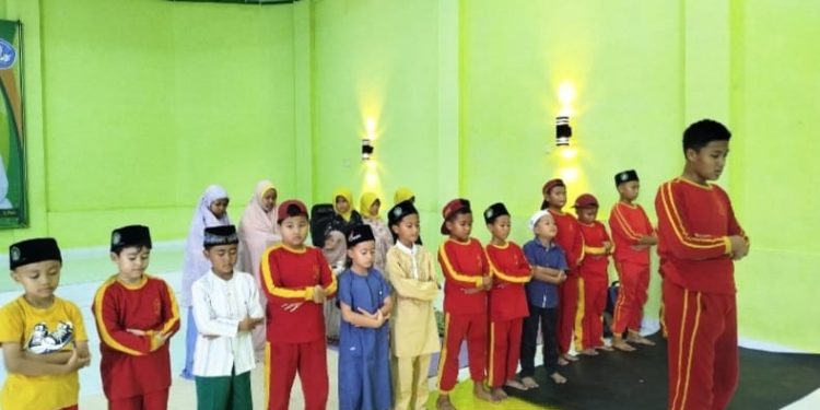Sholat Ashar Berjamaah Jadi Prioritas Siswa Tahfidz Fathiyyah Zahra