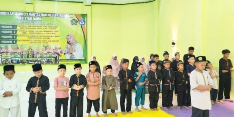Bentuk Karakter Anak, Tahfidz Al-Quran Fathiyyah Zahra Utamakan Sholat Berjamaah