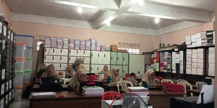 Gema Sholawat di Ruang Guru TKQ dan MI Baitussalam Awali Aktivitas Pagi