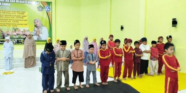 Siswa Tahfidz Fathiyyah Zahra Semangat Mendirikan Sholat Berjamaah