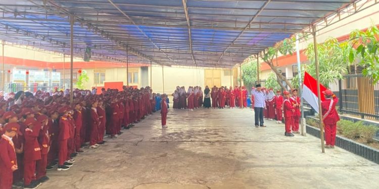 Pupuk Jiwa Nasionalisme, Pengibaran Bendera di MI Baitussalam Berlangsung Khidmat