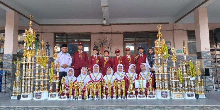 Tim Paskibra MI Yanba Boyong 24 Piala Sekaligus Juara Umum di Lomba Paskibra Jabar