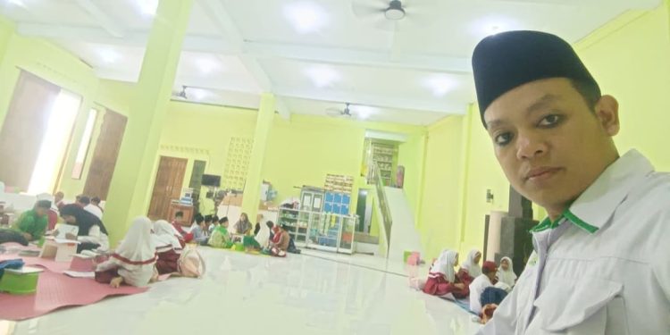 Pimpinan Tahfidz Fathiyyah Zahra Monitoring Aktivitas Mengaji Siswa