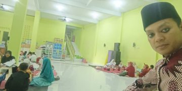 Pimpinan Tahfidz Fathiyyah Zahra Monitoring Siswa Mengaji