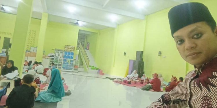 Pimpinan Tahfidz Fathiyyah Zahra Monitoring Siswa Mengaji