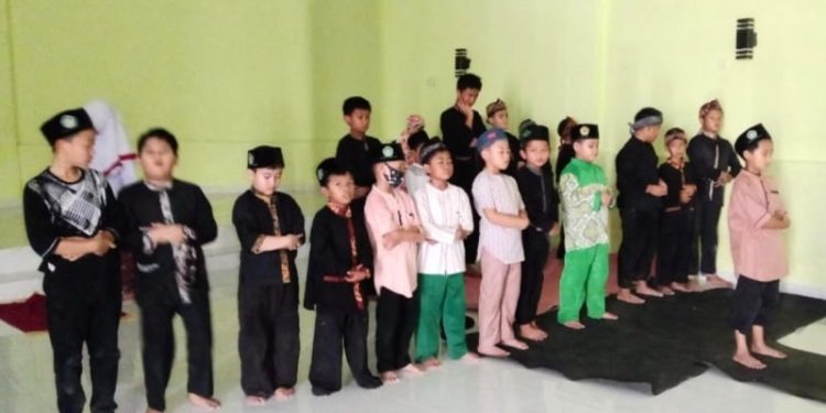 Terapkan Disiplin Siswa, Tahfidz Fathiyyah Zahra Utamakan Sholat Berjamaah
