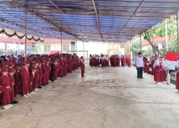 Upacara Pengibaran Bendera Penuh Khidmat di MI Baitussalam