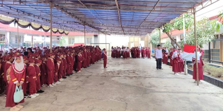 Upacara Pengibaran Bendera Penuh Khidmat di MI Baitussalam