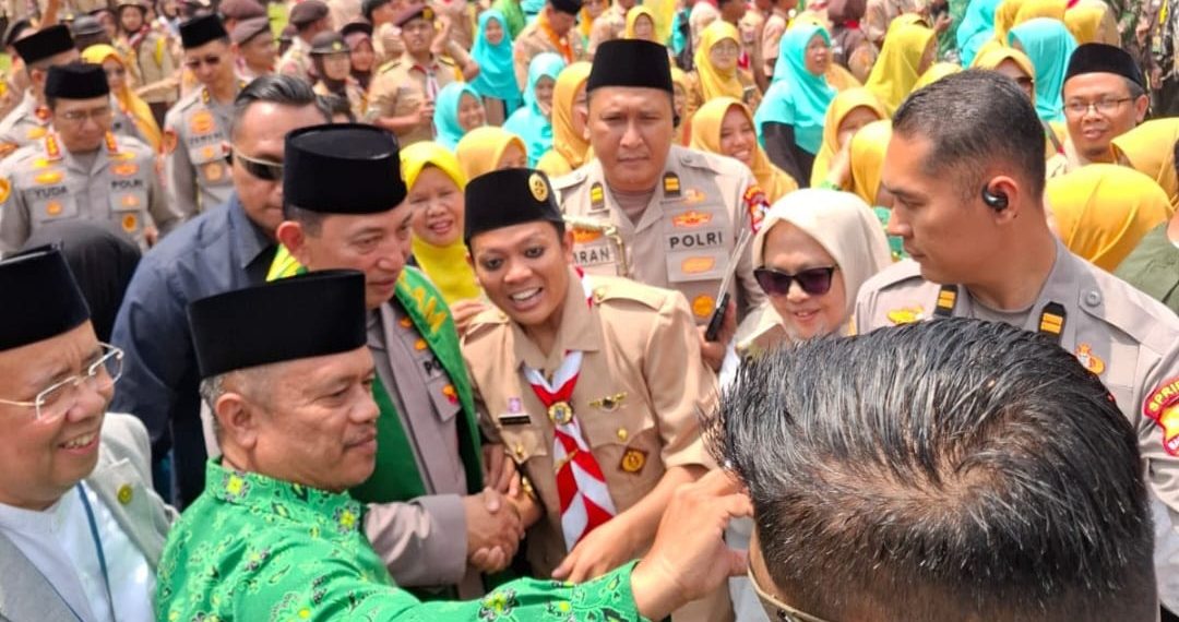 KH. Iim Abdul Karim Bersalaman dengan Kapolri di Kunjungan Kemah Nasional Pramuka PUI Selabintana Sukabumi