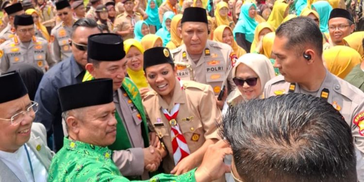 KH. Iim Abdul Karim Bersalaman dengan Kapolri di Kunjungan Kemah Nasional Pramuka PUI Selabintana Sukabumi