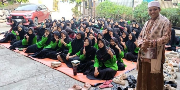 Santriat Ponpes Baitussalam, Bersholawat Sebelum Mengaji