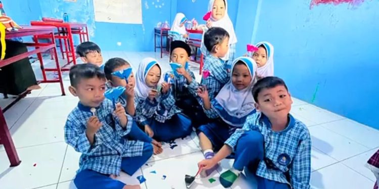 Keceriaan Anak-anak PaudQu Baitussalam Membuat Kerajinan Sapu dari Kertas Origami