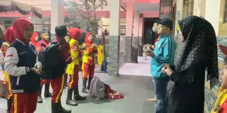 Kepala MI Baitussalam Lepas Tim Paskibra Menuju Lomba LKBB Gempita II Jabar di Santasea Park Kota Sukabumi