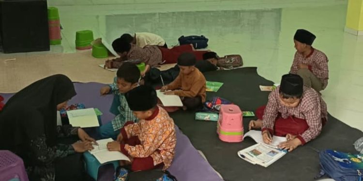 Siswa Calistung Fathiyyah Zahra Tetap Semangat Dalam Belajar