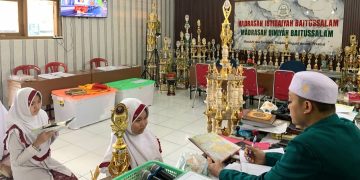 Tanamkan Cinta Al-Quran Sejak Dini, Kepala MI Baitussalam Turun Langsung Uji Hafalan Siswa