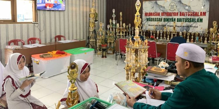 Tanamkan Cinta Al-Quran Sejak Dini, Kepala MI Baitussalam Turun Langsung Uji Hafalan Siswa