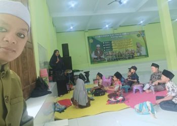 Pimpinan Tahfidz Monitor Kegiatan Siswa Calistung Fathiyyah Zahra