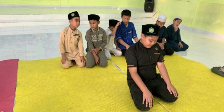 Siswa Kelompok Tahfidz Fathiyyah Zahra Biasakan Sholat Dhuha Berjamaah