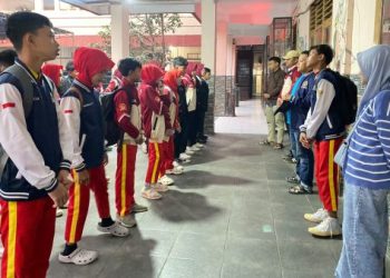 Kepala MI Baitussalam Lepas Tim Paskibra Menuju LKBB Se-Pulau Jawa