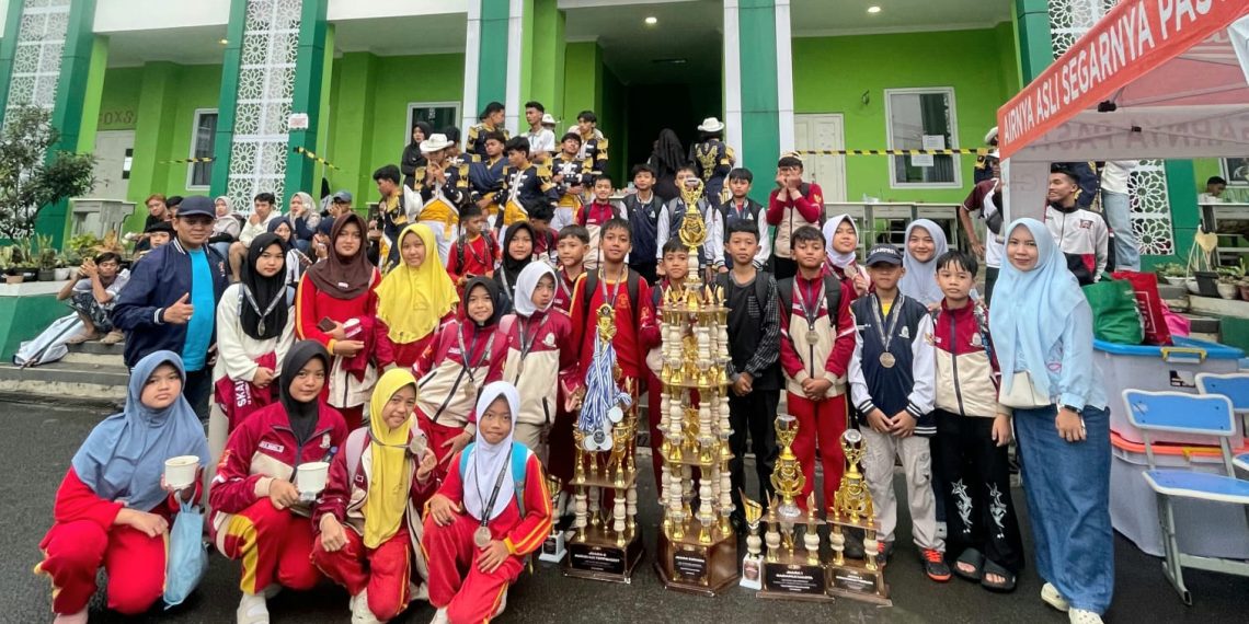 Tim Paskibra MI Baitussalam Boyong Piala LKBB Se-Pulau Jawa