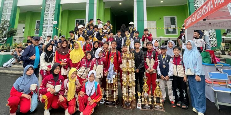 Tim Paskibra MI Baitussalam Boyong Piala LKBB Se-Pulau Jawa