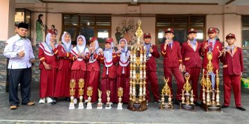 Borong Piala LKBB Se-Pulau Jawa, Paskibra MI Baitussalam Cetak Prestasi
