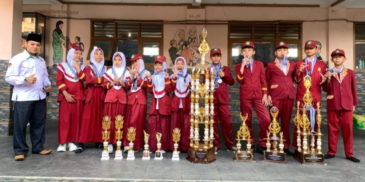 Borong Piala LKBB Se-Pulau Jawa, Paskibra MI Baitussalam Cetak Prestasi