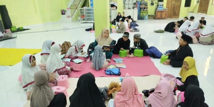 Gema Langit di Cisaat: Santri Tahfidz Fathiyyah Zahra Abdul Karim Perkokoh Hafalan dalam Murajaah Akbar
