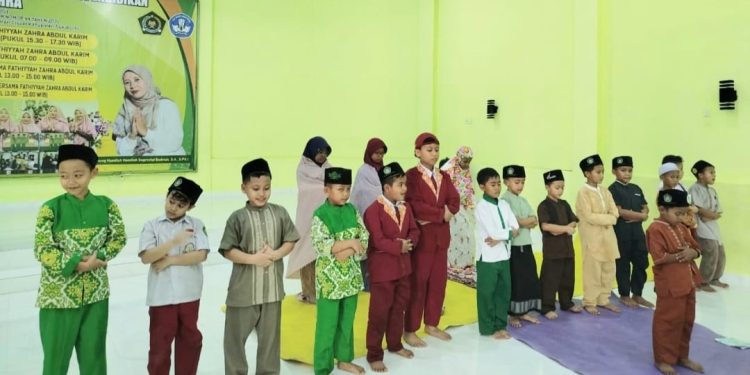 Tegakkan Disiplin Spiritual, Santri Tahfidz Al-Quran Fathiyyah Zahra Abdul Karim Cisaat Wajibkan Sholat Berjamaah