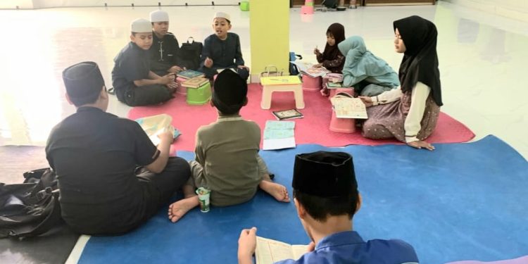 Rutinitas Minggu, Kelompok Tahfidz Asy-Syifa Perkuat Hafalan Al-Quran