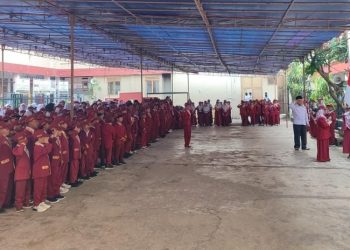 Tanamkan Cinta Tanah Air Sejak Dini, KH Iim Abdul Karim Pimpin Upacara dan Berikan Pesan Siswa MI Baitussalam