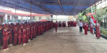 Tanamkan Cinta Tanah Air Sejak Dini, KH Iim Abdul Karim Pimpin Upacara dan Berikan Pesan Siswa MI Baitussalam