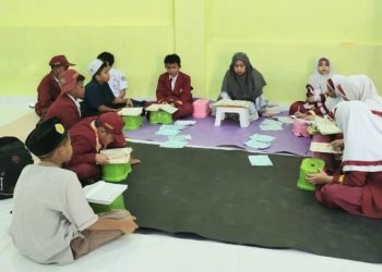 Senja di Majelis Tahfidz Al-Quran Fathiyyah Zahra Abdul Karim, Puluhan Santri Khatamkan Waktu dengan Mengaji Bersam