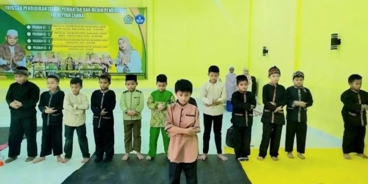 Siswa Tahfidz Al-Quran Fathiyyah Zahra Abdul Karim Gelar Sholat Ashar Berjamaah, Pimpinan Majelis Berikan Nasihat Spiritua