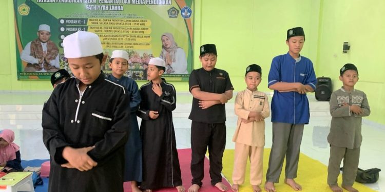 Suasana Pagi di Lembaga Tahfidz Cibolang Girang, Santri Tahfidz Al-Quran Fathiyyah Zahra Abdul Karim Khusyuk Tunaikan Dhuha Berjamaah